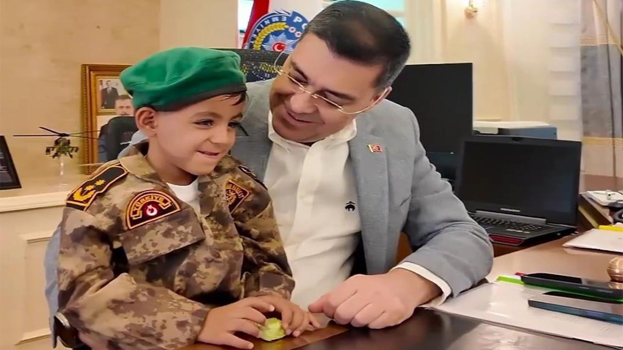 Helikoptere bayrak sallayan çocuk emniyetin konuğu oldu Polisten Emre’ye bisikletli teşekkür