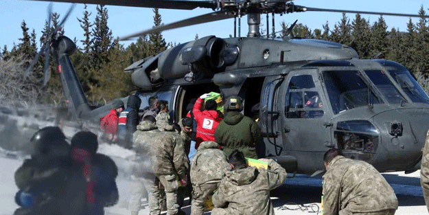 Helikopterler peş peşe havalandı, askeri gören köylüler onlara sarıldı