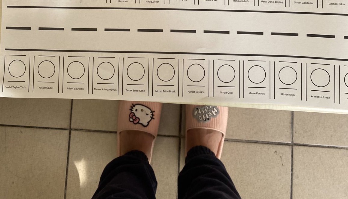 Hello Kitty’li terlikleriyle sandık başında bunu yaptı! İşte "Allah akıl fikir versin" dedirten görüntüler