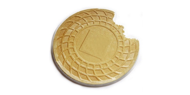 Helvanın içinden çıktı, boğazına saplandı