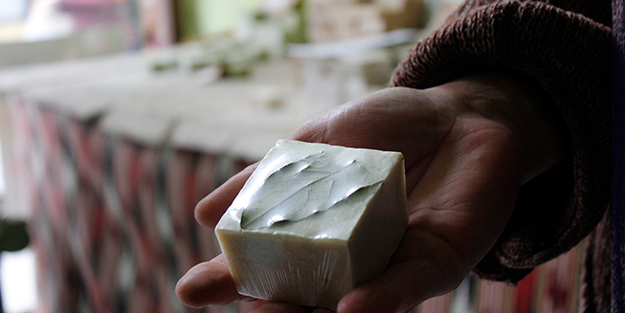 Hem adını verdi hem de uyardı: Saç dökülmesine karşı tartışmasız en etkili sabun