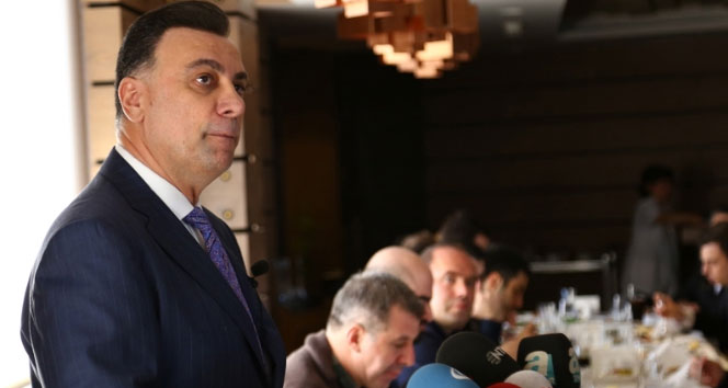 Hem Aysal hem Özbek’i topa tuttu