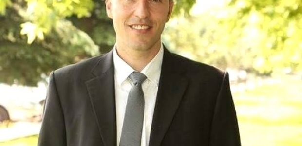 Hem başkanlık hem antrenörlük hem oyunculuk yapıyor