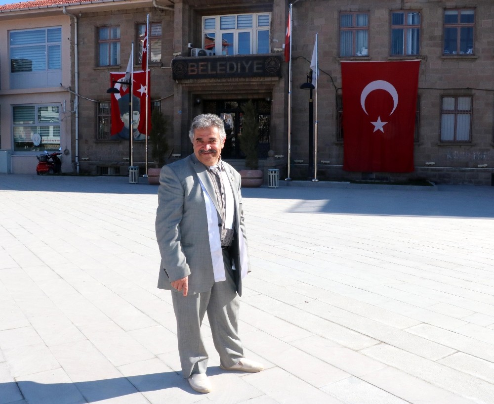 Hem belediye başkanlığına hem de muhtarlığa aday 