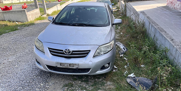 Hem cana hem mala zarar veriyorlar! Sokak köpekleri aracın tamponunu parçaladı