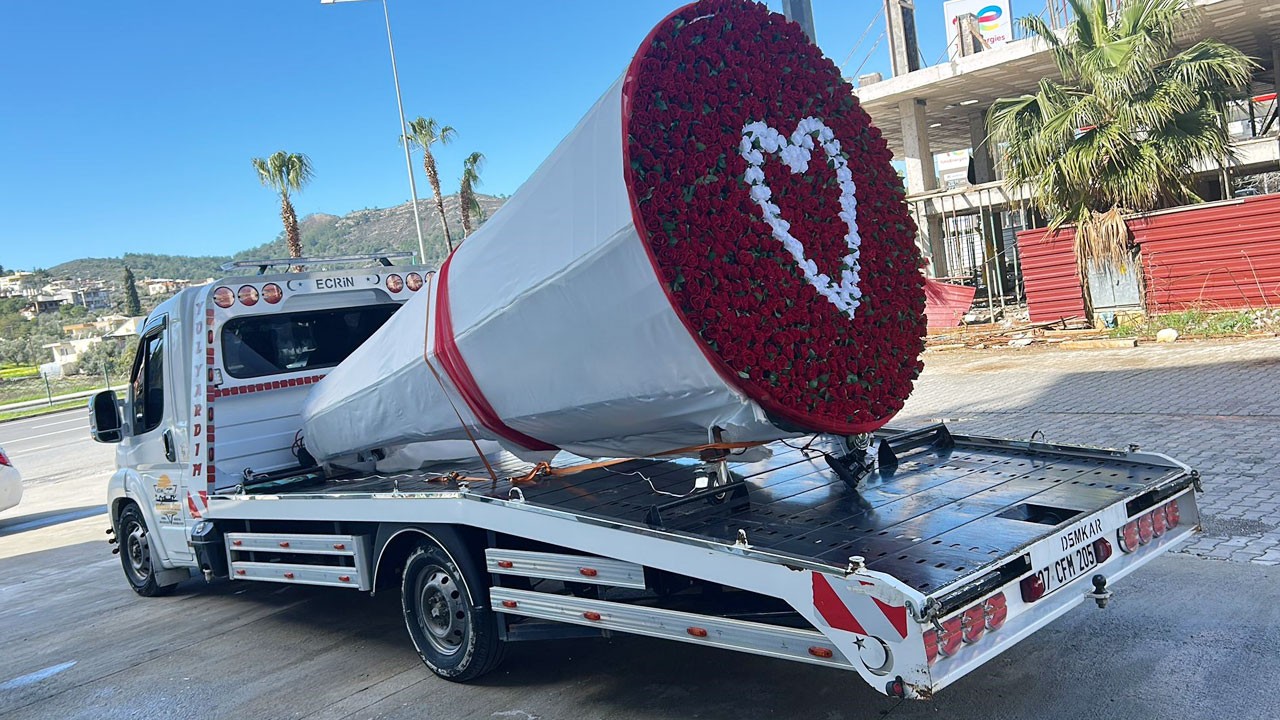 Hem çekici hem romantik! Eşi için vinci güllerle donattı, 1 günde ünlü oldu