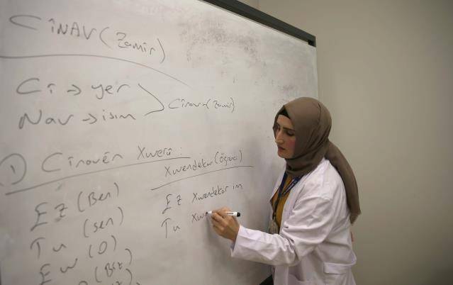 Hem çevrim içi hem yüz yüze Kürtçe öğreniyorlar