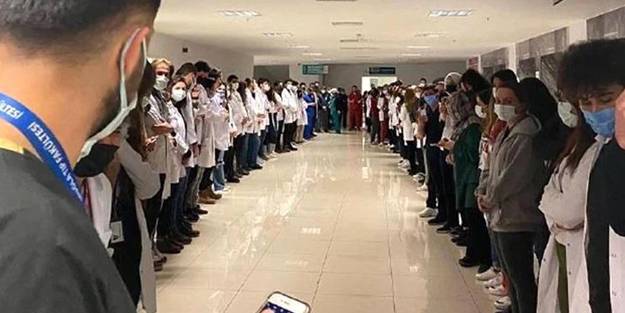 Hem darbettiler hem alkışla protesto edip hastanenin arka kapısını kilitlediler! Doktor üniformalı zorbalar hakkında soruşturma