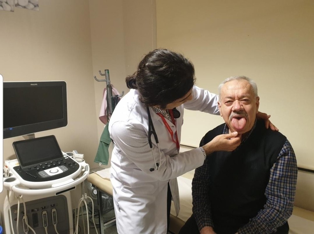 Hem dili hem de elleri büyüyor 