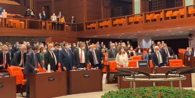 Hem dokunulmazlıkların kaldırılmasını istediler, hem olay çıkardılar! AK Parti'den flaş açıklama