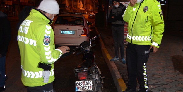 Hem ehliyetsiz ve alkollü, hem sahte plakalı! Sokağa çıkma kısıtlamasına uymayan sürücüye büyük ceza