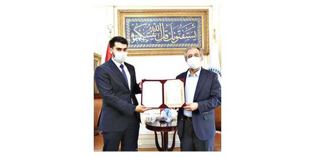 Hem hafızlığı hem üniversiteyi bitirdi