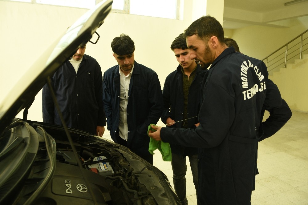 Hem İş öğreniyor hem de harçlıklarını çıkartıyorlar 