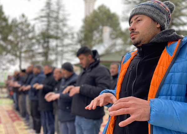 Hem kar hem de yağmur için vatandaşlar duaya çıktı