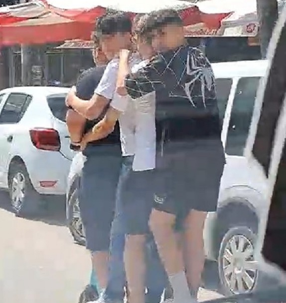 Hem kendilerini hem trafiği tehlikeye böyle attılar