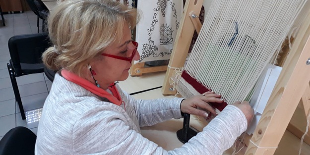 Hem kilim dokuyorlar hem de kazanç elde ediyorlar