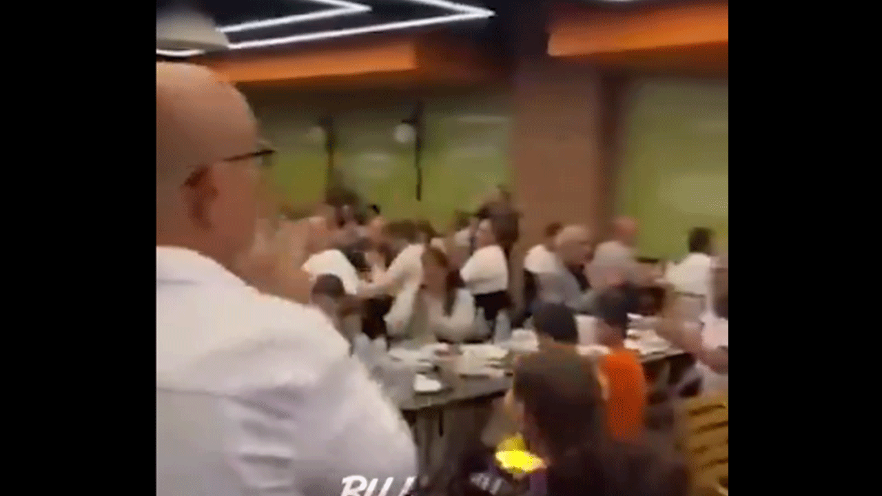 Hem köfte yediler hem slogan attılar!