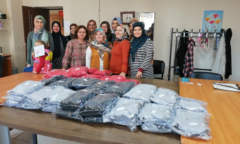 HEM kursiyerleri İdlip’teki çocuklar için elbise dikti 