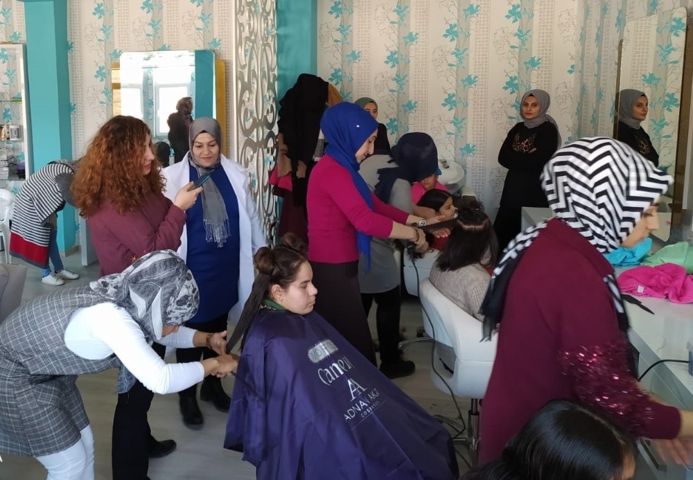 HEM kursiyerlerinden engelli kızlara saç bakım hizmeti 