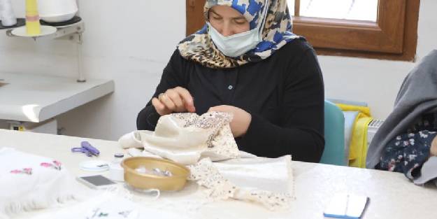 Hem meslek öğrenip, hem de para kazanıyorlar