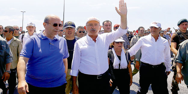 Hem Musa’ya hem de Firavun’a oynuyor!