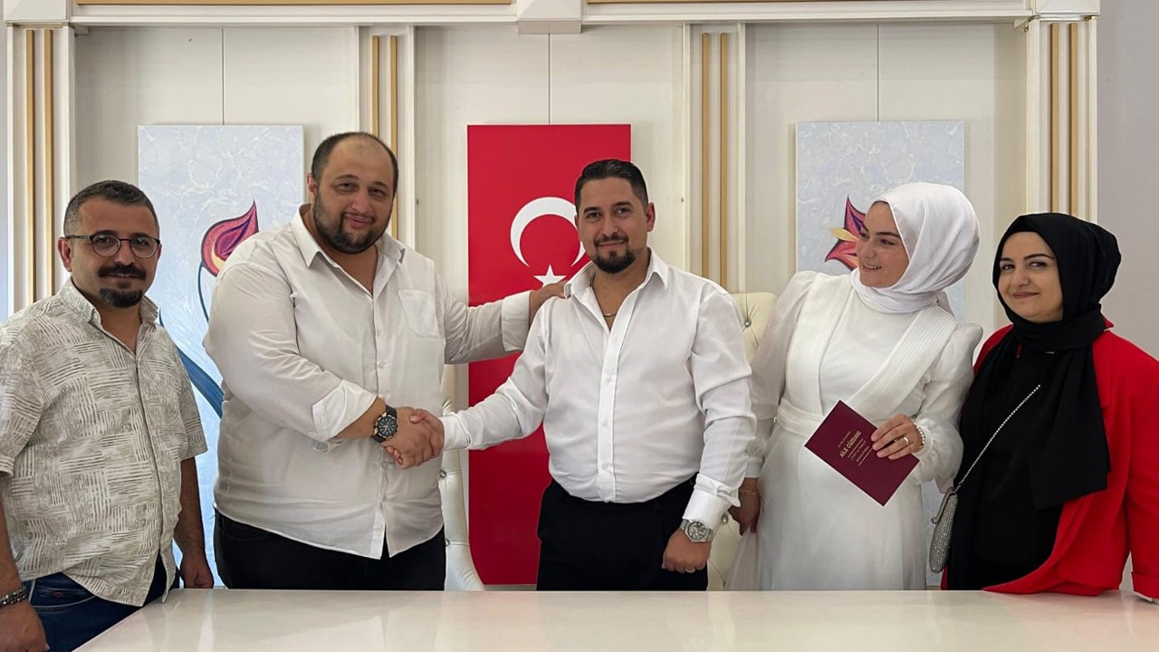 Hem nikahlarına yetiştirdi! Hem nikah şahidleri oldu