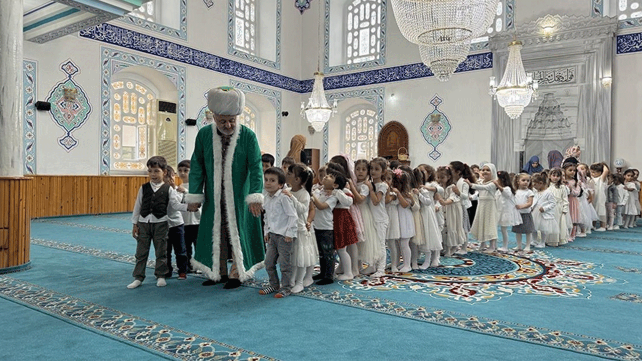 Hem öğreniyorlar hem eğleniyorlar: Müftüden çocuklara Nasreddin Hoca sürprizi!