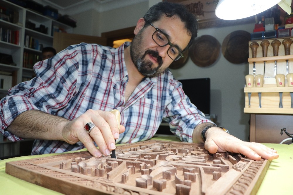 Hem ortopedi doktoru hem ahşap oyma ustası 