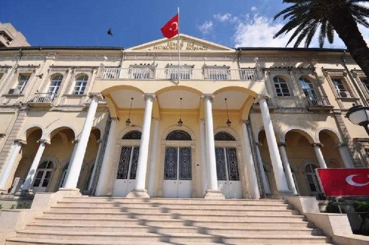 Hem polis araçlarına zarar verdiler, hem de iftira attılar! İzmir Valiliğinden ‘Avukata şiddet iddiası’ açıklaması