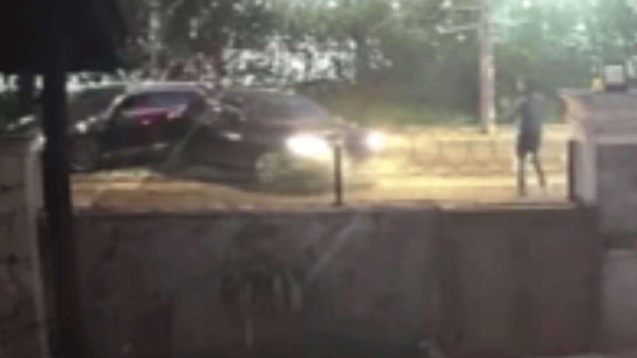 Hem suçlu hem güçlü! Çarptığı otomobilin sürücüsüne saldırdı!