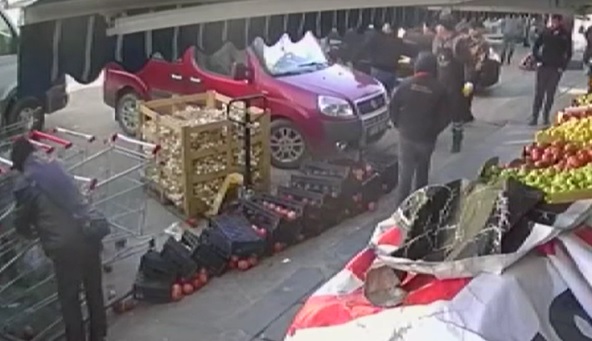 Hem suçlu hem güçlü! Market çalışanlarını silahla kovaladı