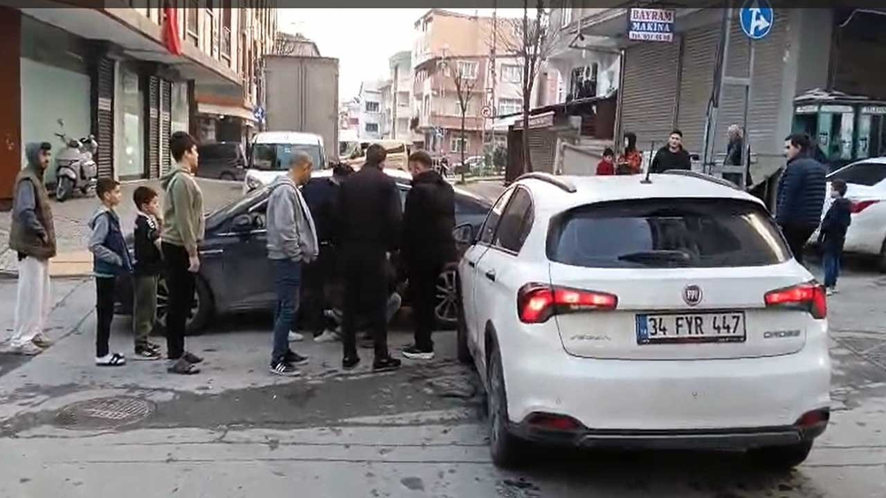 Hem ters yöne girdiler hem darp ettiler! Trafikte Akit TV spikerine saldırı