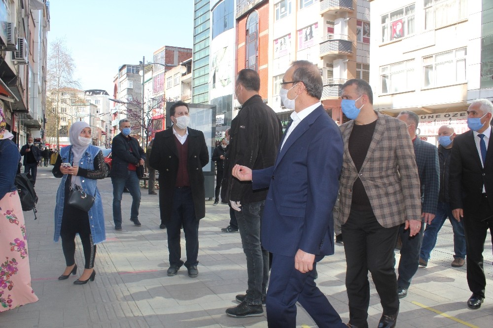 Hem uyardı hem de maske dağıttı 