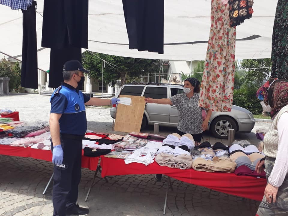 Hem uyarı yaptılar, hem maske dağıttılar 