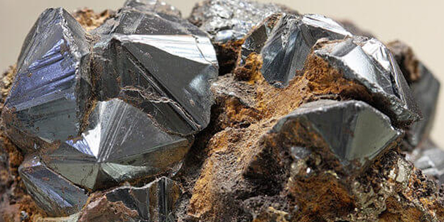 Hematit taşı nedir, özellikleri ve faydaları nelerdir? Gizemli taşı duyan, gören satın alıyor! Kırmızı, siyah, metalik