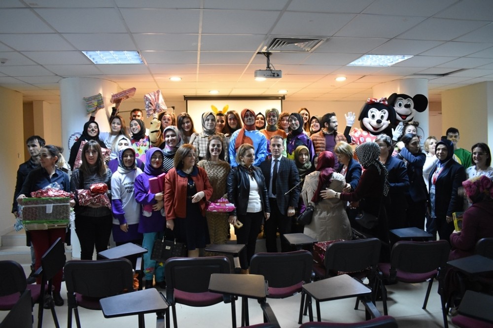 Hemşire adayları yeni yılda çocukları sevindirdi 
