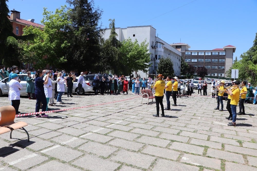 Hemşireler oynayarak stres attılar 
