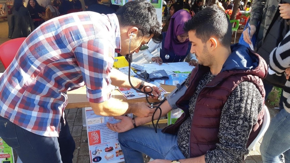 Hemşirelik Fakültesi öğrencileri, aşırı tuz tüketimine dikkat çekti 