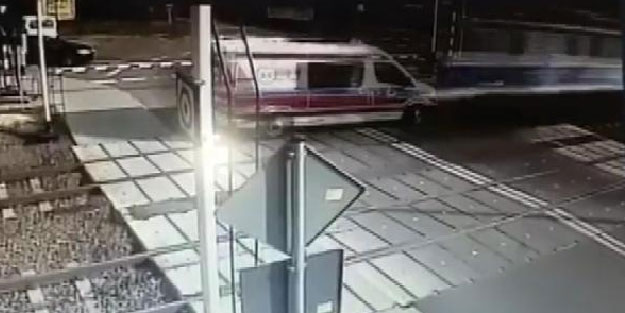 Hemzemin geçitte facia! Hızla gelen tren ambulansı biçti