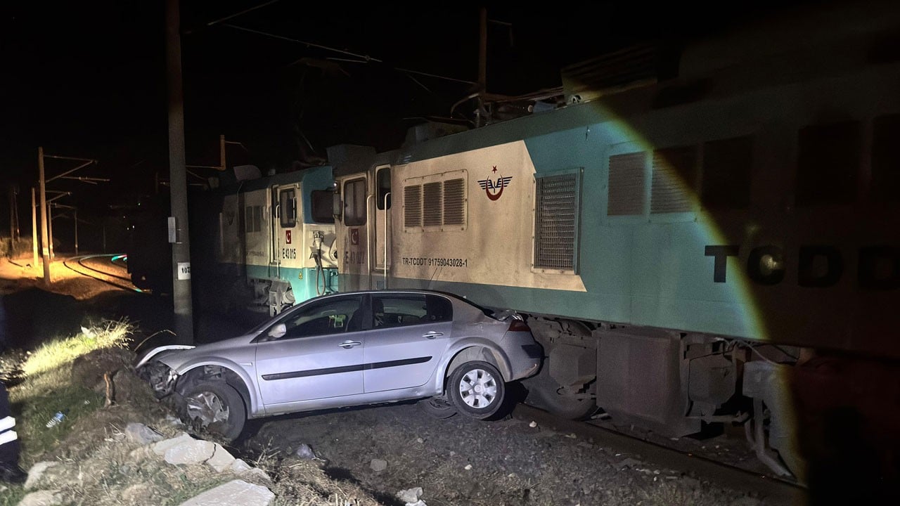 Hemzemin geçitte facia! Otomobil hurdaya döndü