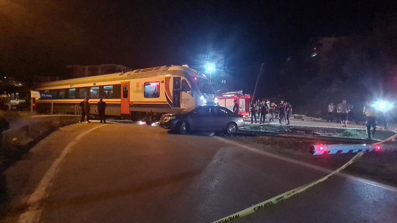 Hemzemin geçitte facianın eşiğinden dönüldü! Yolcu treni otomobile çarptı