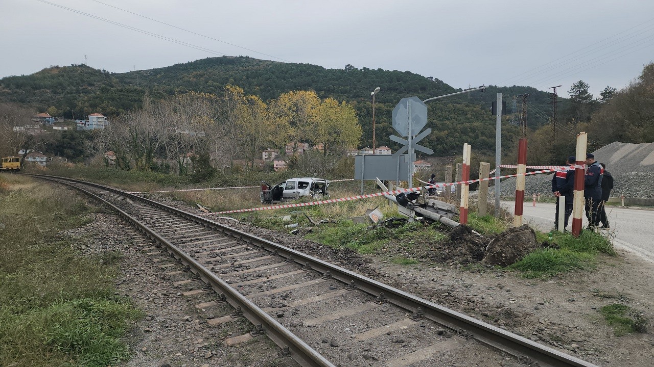 Hemzemin geçitte feci kaza: 2 yaralı