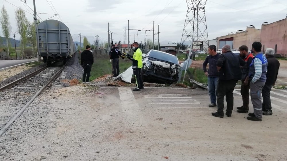 Hemzemin geçitte feci kaza: 5 yaralı 