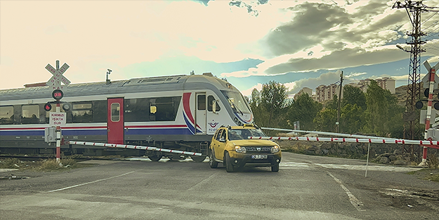 Hemzemin geçitte sıkıştı faciadan kıl payı kurtuldu