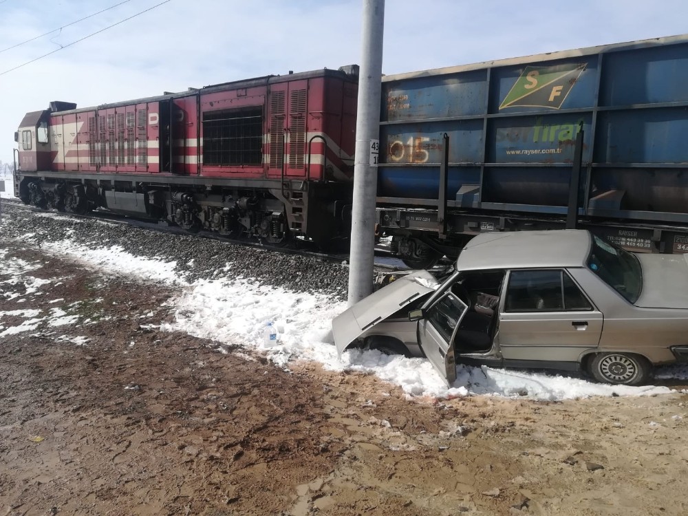 Hemzemin geçitte yük treni ile otomobil çarpıştı: 2 yaralı 