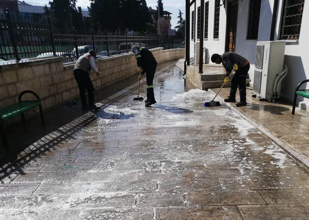 Hendek Belediyesi dezenfektan çalışmalarına devam ediyor 