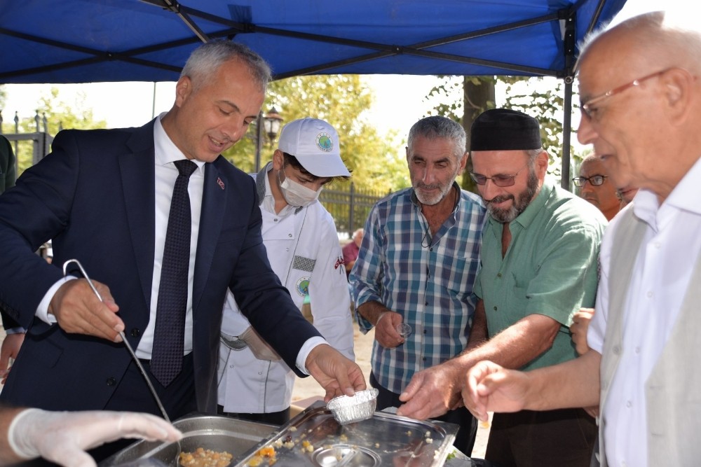 Hendek Belediyesi’nden 9 bin kişilik aşure ikramı 