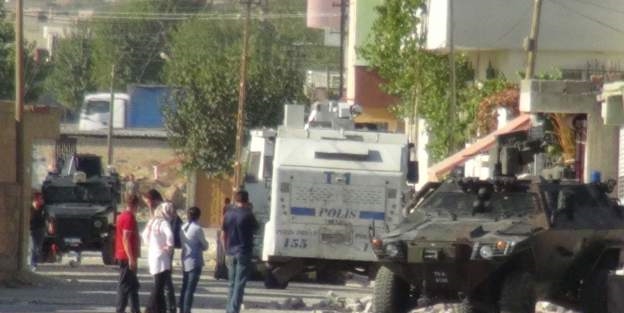 Hendek kapatan güvenlik güçlerine ateş açtılar