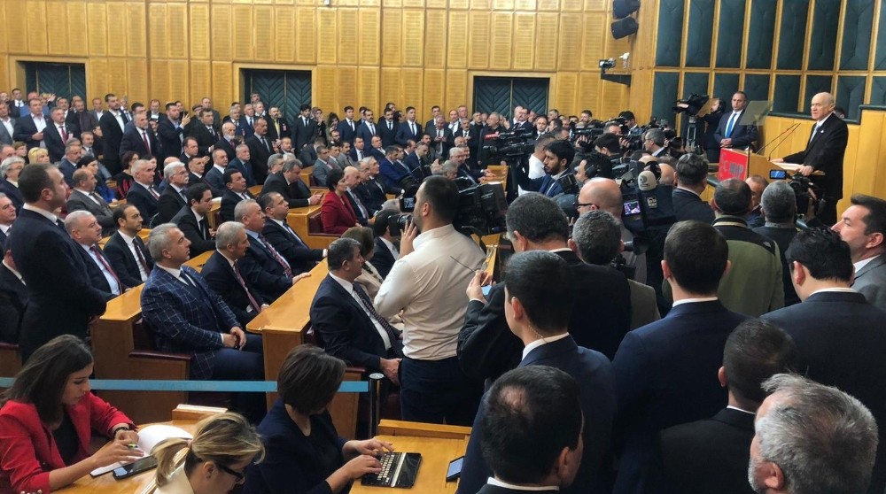 Hendek Karate Kulübü sporcusu Ateş, Türk Bayrağını Devlet Bahçeli’ye verdi 