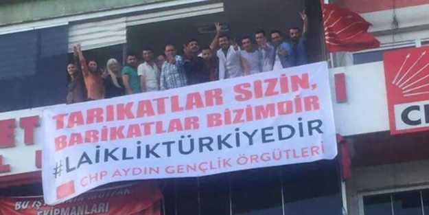 Hendek ve barikat kafalılardan skandal pankart